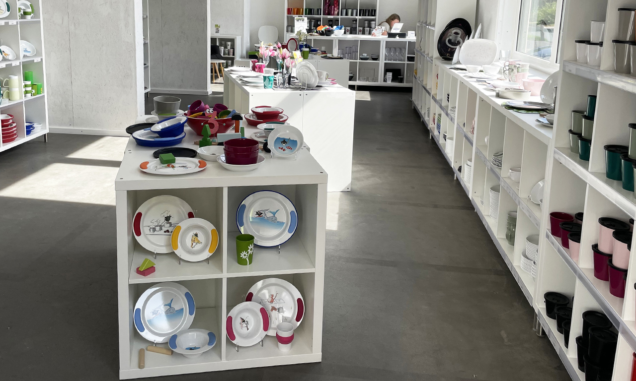 ornamin-gutscheinbox-werksverkauf-geschirr-verkaufsflaeche Ornamin Werksverkauf – Verkaufsfläche