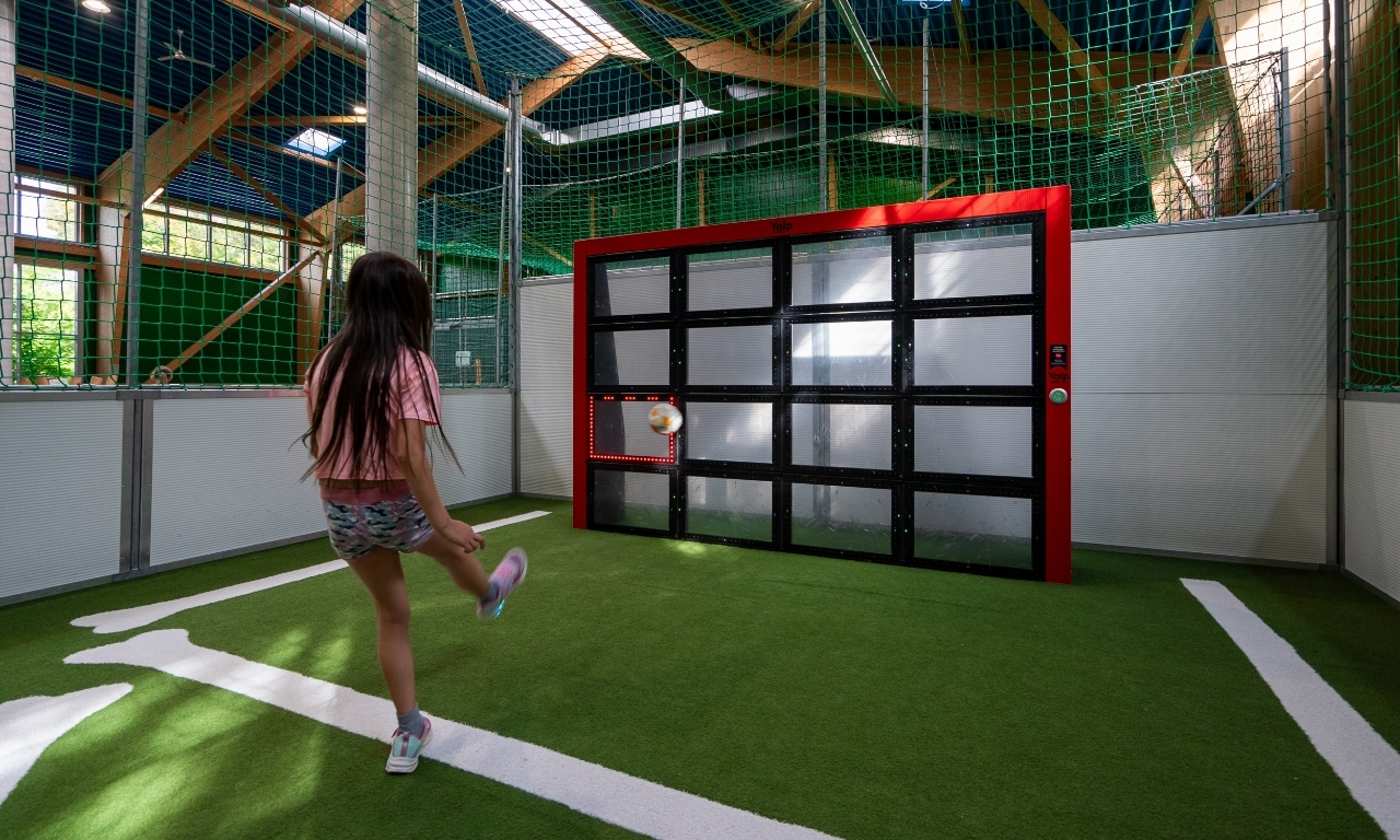 Mädchen schießt auf eine Torwand bei Kids Dinoworld