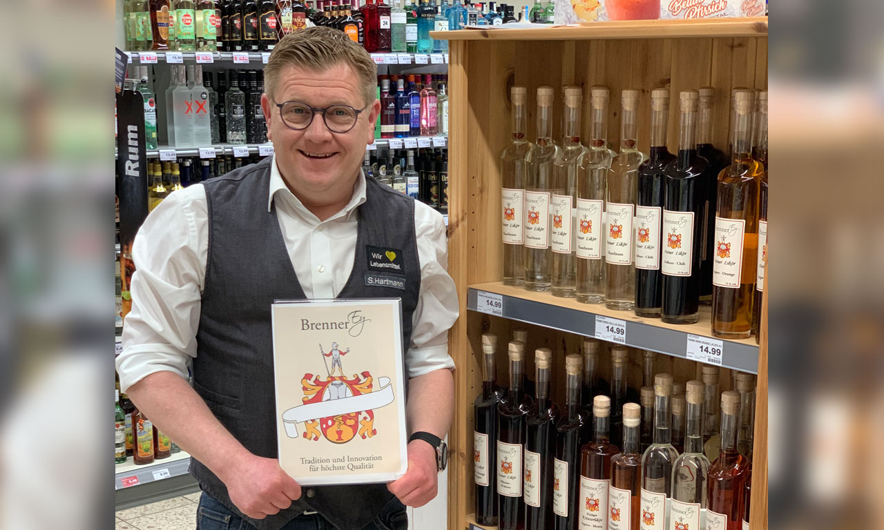 Mitarbeiter von Edeka Hartmann in der Weinabteilung