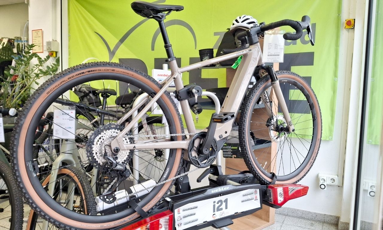 Zweirad Reese – Fahrrad auf Anhänger