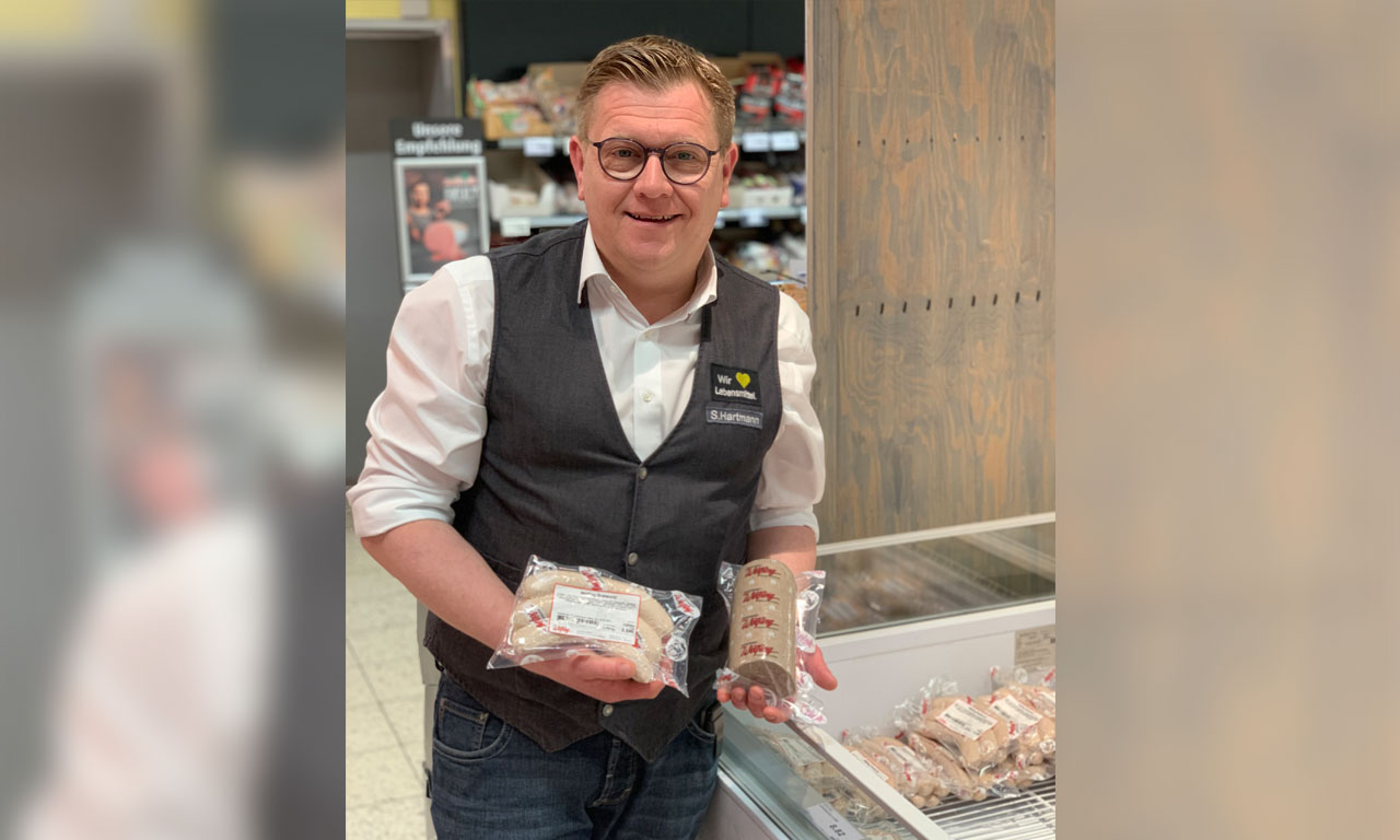 Mitarbeiter von Edeka Hartmann mit Würstchen
