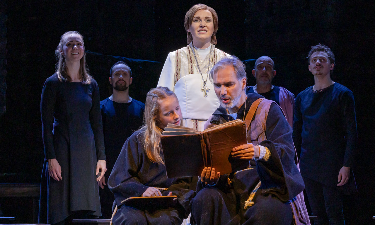 Gutschein: Die Päpstin das Musical am 29.12.25 um 14:30 Uhr gutscheinbox Szene aus dem Musical ,,die Paepstin''