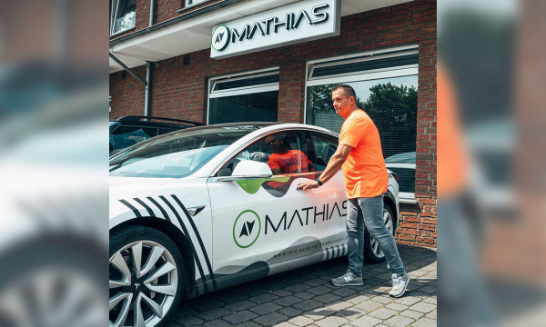 Fahrschullehrer mit Fahrschulauto der Fahrschule Mathias